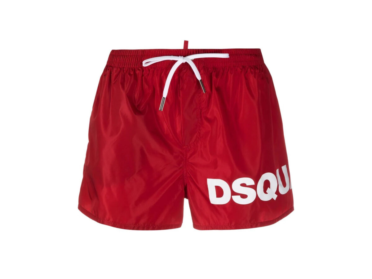 Dsquared2 propone con la collezione Primavera Estate 2022 beachwear Dsquared2 Logo Swim Brief, un costume maschile monocromatico con maxi logo a contrasto. Un must-have per l’estate realizzato in nylon leggero, con maxi stampa con logo sul lato e sul passante postieriore lo rende distintivo e riconoscibile in ogni dettaglio. La coulisse elastica in vita è pratica e confortevole.