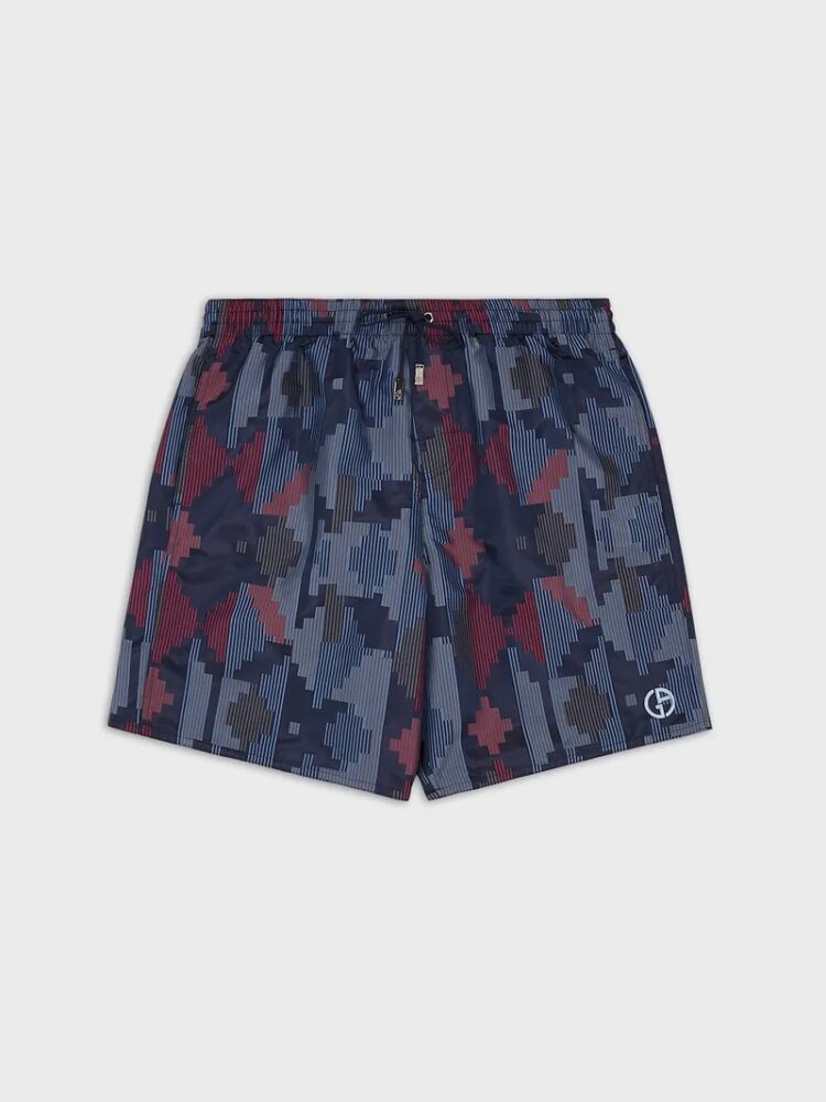 Giorgio Armani costume da bagno boxer in tessuto jacquard motivo geometrico della collezione primavera estate 2022. Un modello con un comodo elastico in vita e coulisse, presenta due tasche laterali, un taschino sul retro chiuso con bottone ed è personalizzato dal logo GA ricamato a contrasto.