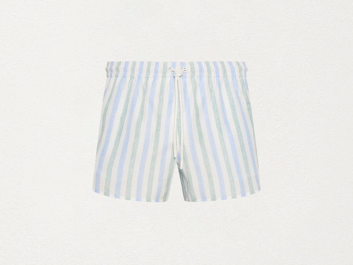 Commas Brush Stripe Light Blue Short Length Swim Short è un pantaloncino da bagno realizzato in poliammide spagnola ad asciugatura rapidissima, con una fantasia a righe nei toni chiari del blu e del verde. Completo di fodera ergonomica interna, tasche laterali e coulisse con elastico garantire una vestibilità perfetta e confortevole.