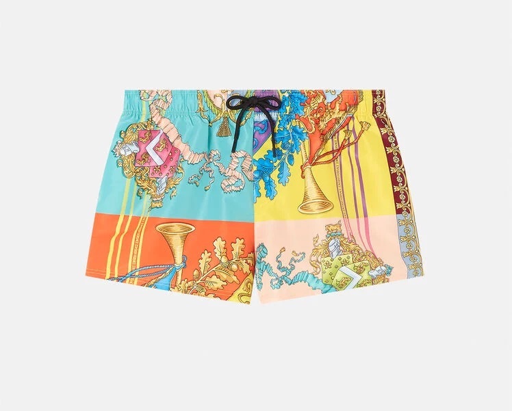 Versace Boxer da Mare Royal Rebellion sono un pantaloncino corto con stampa Royal Rebell, mix & mach di fantasie presentata con la sfilata uomo primavera estate 2022 ideata dalla direttrice creativa Donatella Versace. Un modello comodo per la spiaggia con laccetto coulisse, fordera in rete interna e tre tasche.