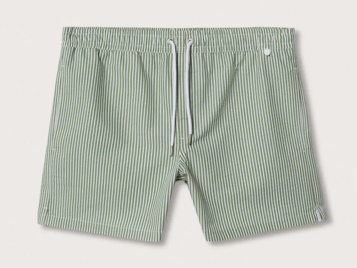 Mango costume effetto seersucker in tessuto misto cotone. Un modello estivo e comodo con vita elasticizzata, due tasche laterali e tasca a toppa sul lato posteriore.