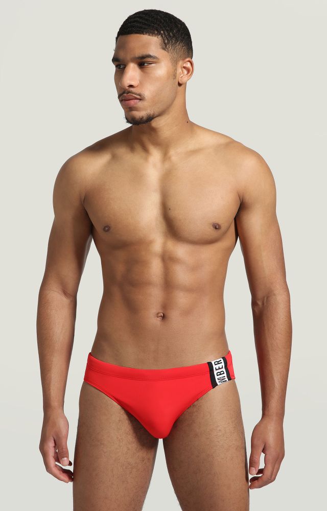 Bikkembergs slip mare uomo con tape sono studiati per valorizzare la fisicità maschile senza costrizione, fisicità maschile senza restituire un senso di costrizione. Questi slip mare da uomo sono arricchiti dall'iconico tape Bikkembergs su un lato che li rendono indentificativi e riconoscibili.