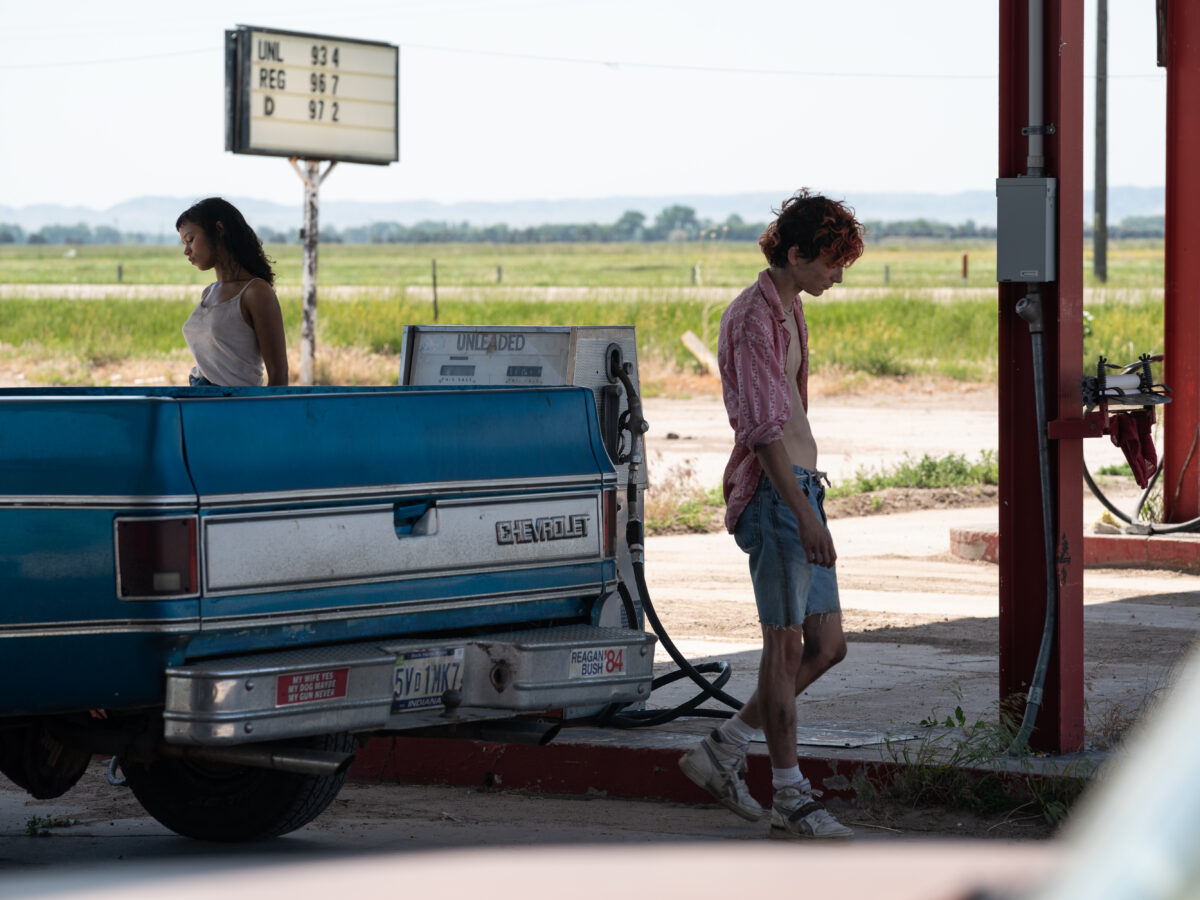 72761-BONES_AND_ALL_-_Taylor_Russell_and_Timoth__e_Chalamet__Credits_Yannis_Drakoulidis__Metro_Goldwyn_Mayer_Pictures___3_