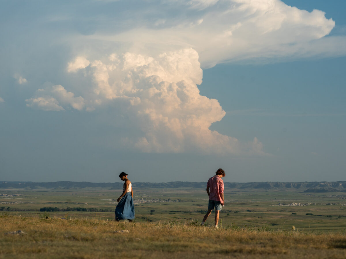 72769-BONES_AND_ALL_-_Taylor_Russell_and_Timoth__e_Chalamet__Credits_Yannis_Drakoulidis__Metro_Goldwyn_Mayer_Pictures___4_