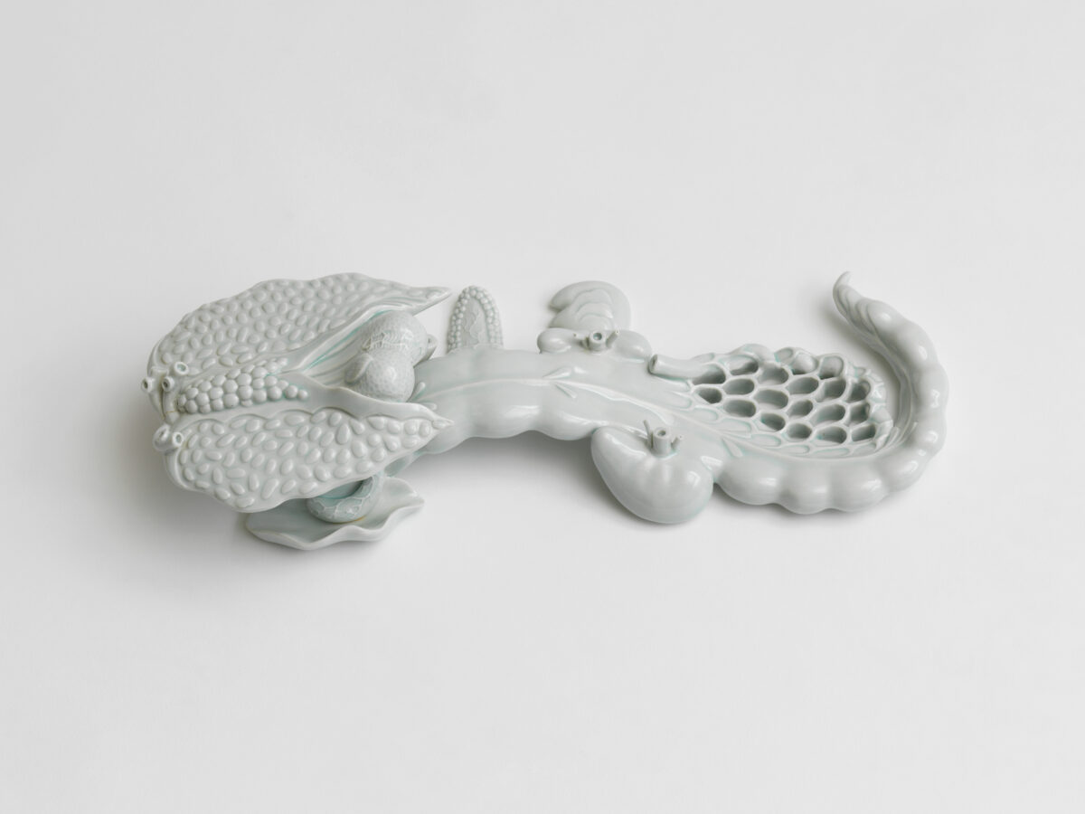 Ai-Weiwei,-Ruyi,-2012,-porcelain_potho-Jens-Ziehe