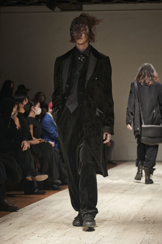 Yohji Yamamoto la collezione moda uomo Autunno Inverno 2022-23