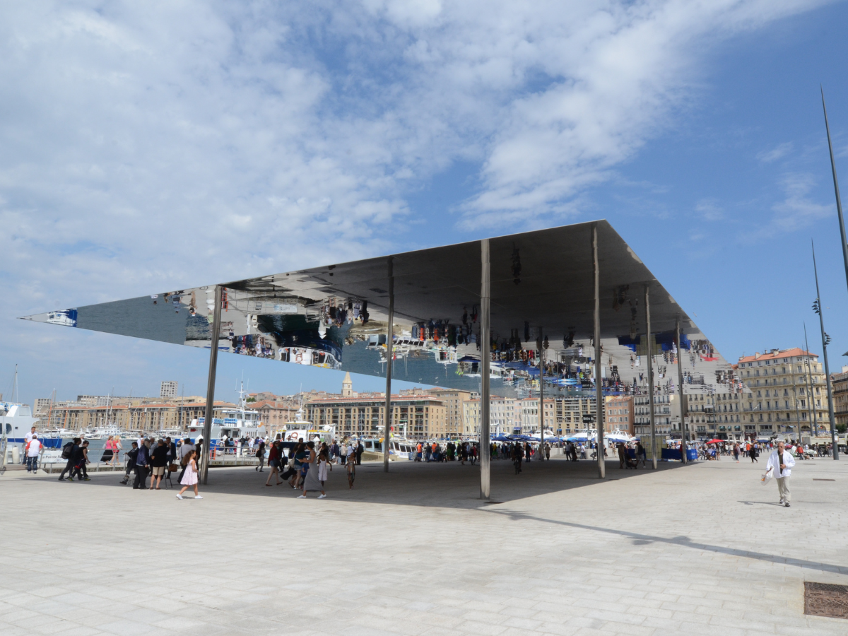 La pensilina riflettente opera di Norman Foster, realizzata in acciaio inossidabile