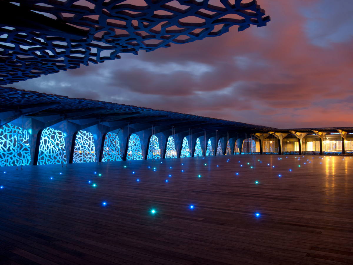 La meravigliosa terrazza del Mucem, dall'effetto ombreggiante dato da un reticolo di cemento