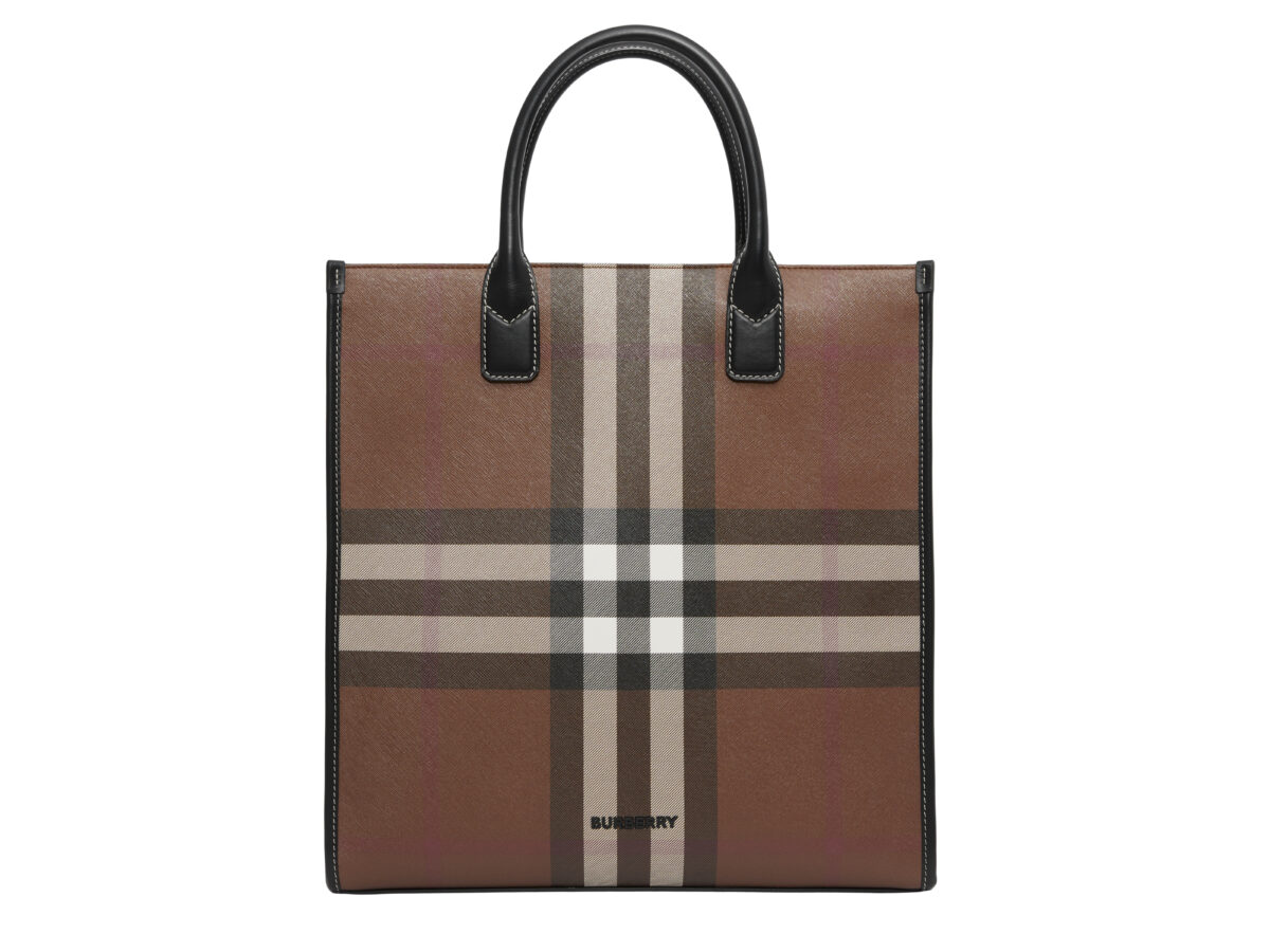 Burberry Tote sottile in pelle e motivo tartan Exaggerated check. Il modello presenta manici in pelle arrotondati e una tracolla removibile. Apparsa per la prima volta durante la sfilata autunno inverno 2022-23 di Riccardo Tisci, la tote è realizzata con il 30% di materiali di origine biologica derivata da risorse naturali rinnovabili.