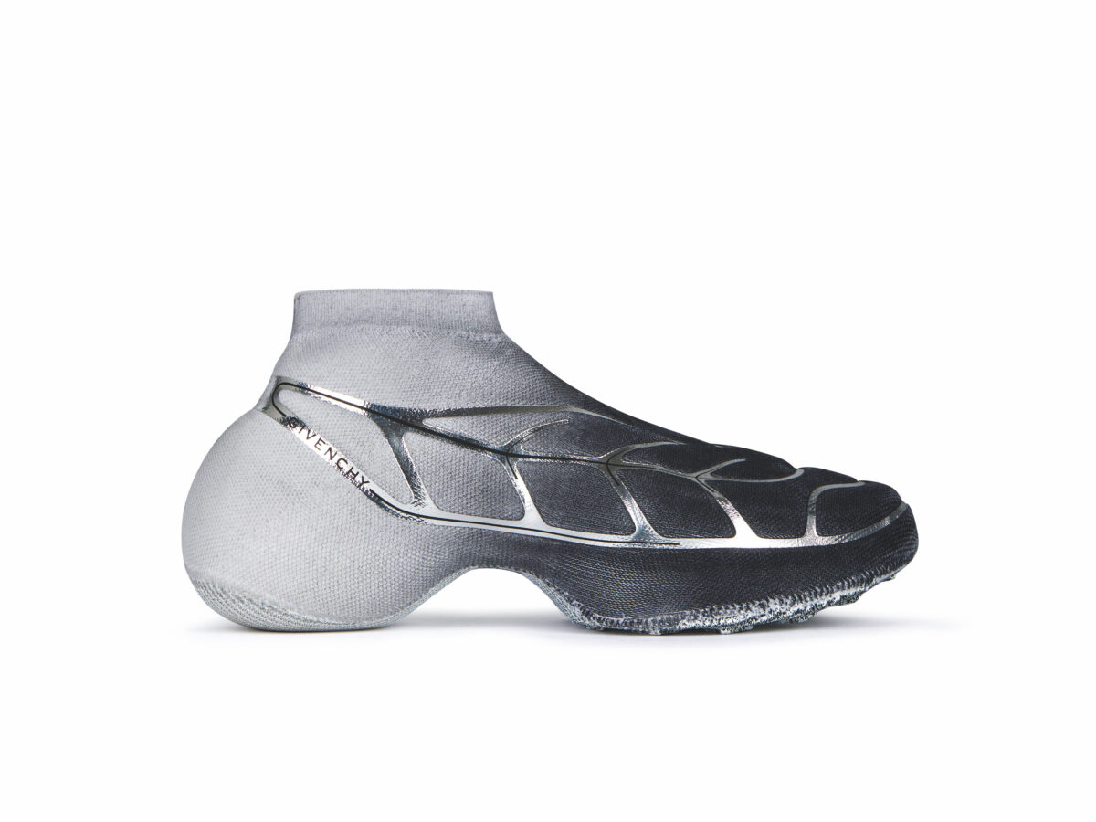 La Sneaker TK-360+ in maglia di Givenchy è regalo perfetto per i veri collezionisti e gli appassionati di sneakers. Ideata interamente in maglia da Matthew Williams il modello è diventato subito il masterpiece della maison. Il nome è composto da TK, acronimo di “total knitwear”, e 360+ che fa riferimento alla costruzione, una struttura pensata per avvolgere la suola al suo interno ed essere interamente lavorata in maglia esternamente