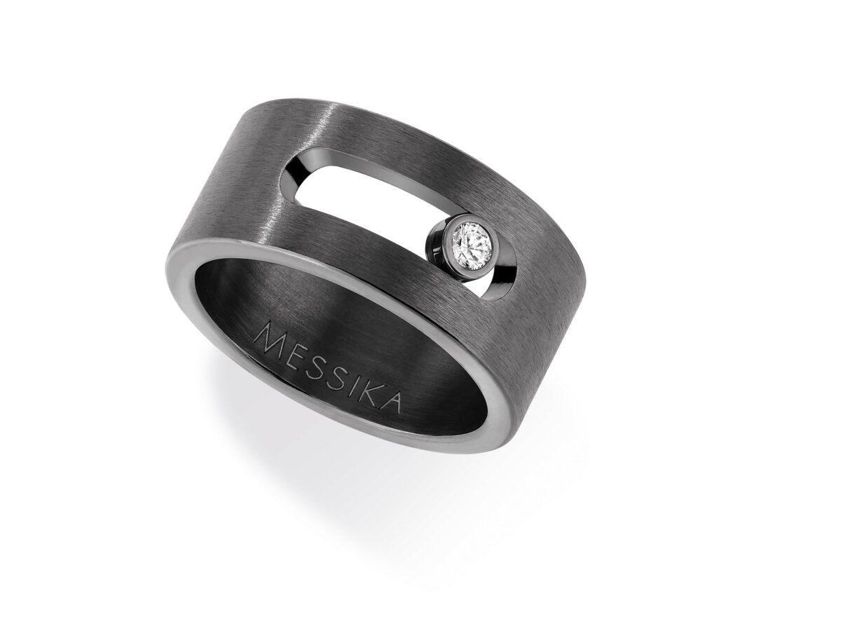 Messika Move Titanium Graphite PM è un anello in titanio grafite spazzolato con un diamante mobile taglio brillante appartenente all'iconica collezione di gioielli di lusso Move della Maison Messika. Un design essenziale per l’uomo che può essere indossato come fede o per completare il proprio look. Combina la forza e la leggerezza del titanio con la potenza dei diamanti per rivelare un design dal carattere intenso e una mascolinità pura.