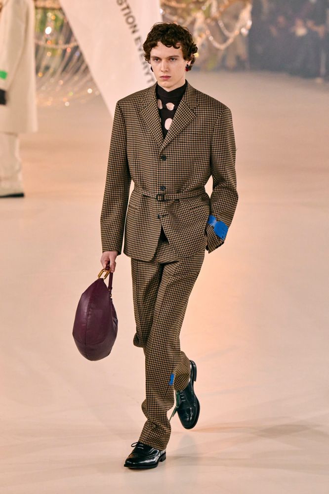 Off-White la sfilata moda uomo autunno inverno 2022-23