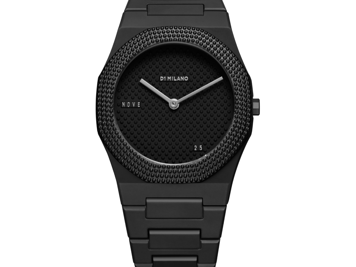 D1 Milano x Nove25 Watch è frutto di una collaborazione tra i due marchi. Il design restituisce il rigore monocromatico e sperimentale tipico della collezione Polycarbon di D1 Milano, unito ai dettagli come la lunetta, l'iconica texture puntinata di Nove25 e un fondello con inciso il claim della co-lab.