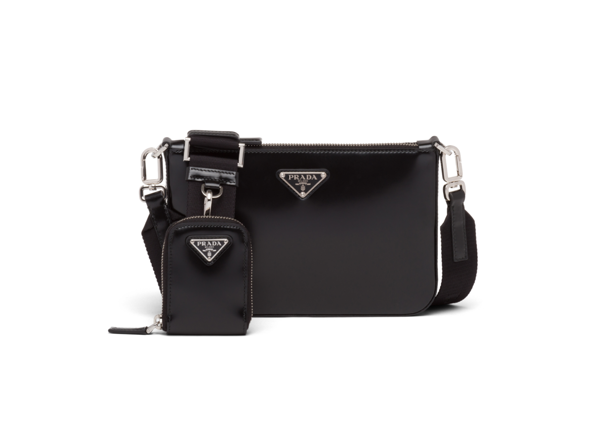 Prada Borsa a tracolla in pelle spazzolata. Un modello contemporaneo ed essenziale che è il perfetto connubio tra eleganza e praticità. Il logo triangolo introdotto per la prima volta sui bauli disegnati da Mario Prada, arricchisce l'accessorio, completato da una mini pouch removibile da agganciare alla tracolla in nylon. Questa crossbody bag è il perfetto gift per gli uomini contemporanei.