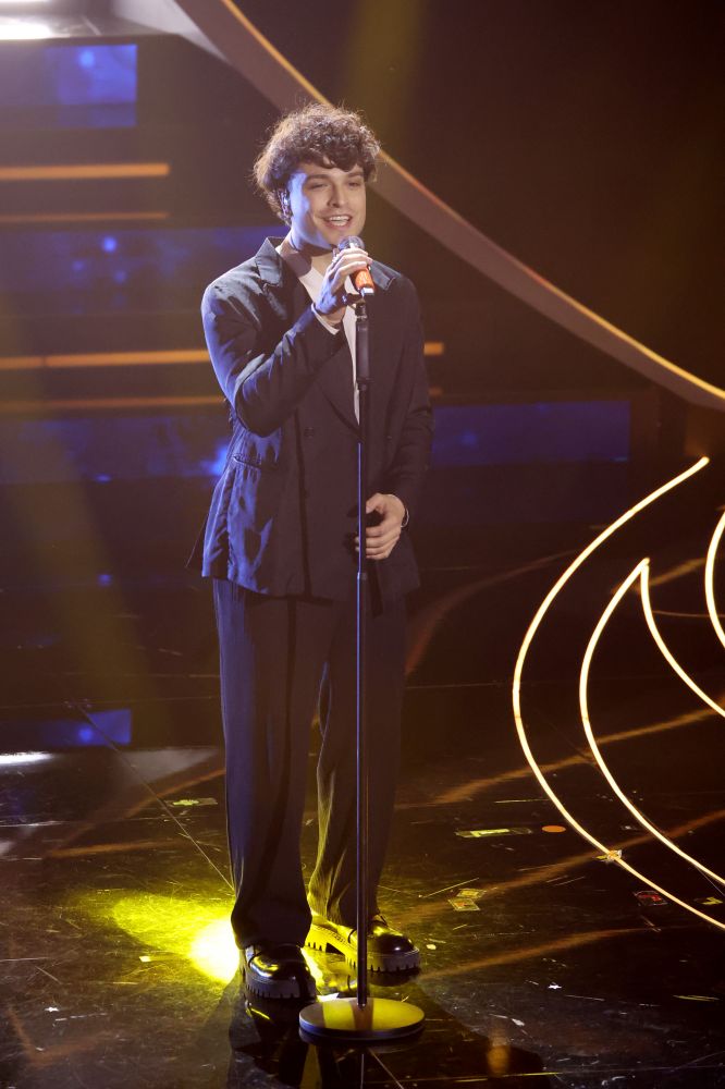Leo Gassman ex vincitore di Sanremo Giovani, quest’anno porta sul palco la canzone “Terzo Cuore”. Il look? Timeless ma elegante. Per la serata al Festival di Sanremo 2023 indossa un completo nero di Emporio Armani stutturato con pantaloni sartoriali, blazer destrutturato e leggermente oversize, camicia bianca e black tie.