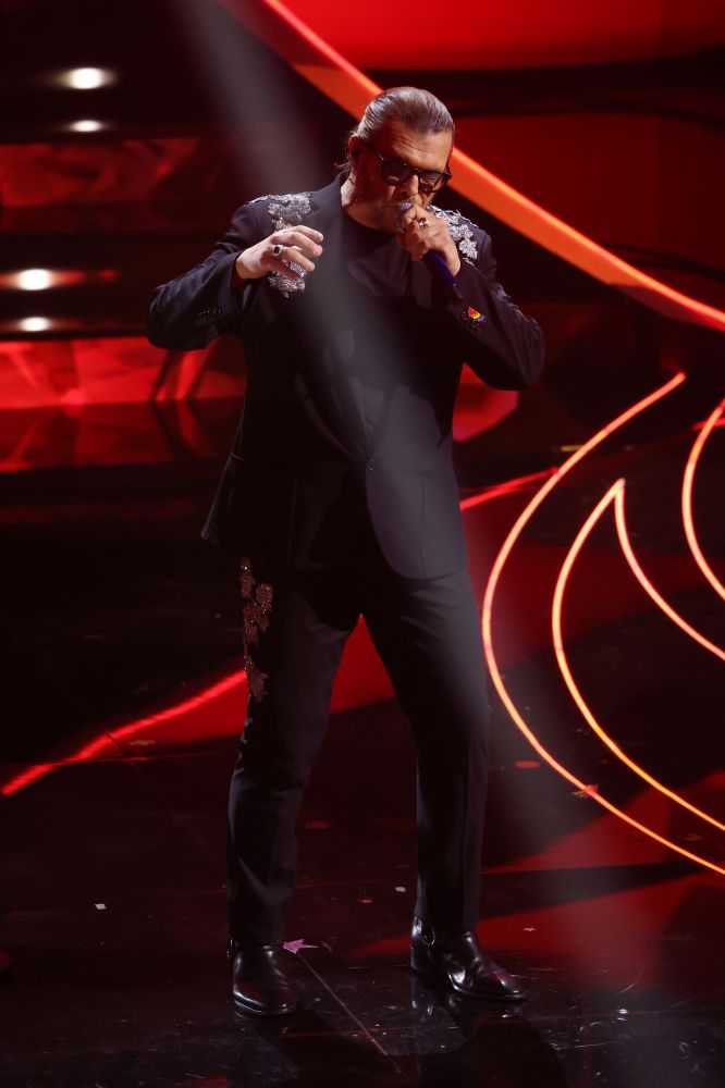 Al Festival di Sanremo 2023 Gianluca Grignani torna sul palco dell’Ariston con la canzone intitolata “Quando ti manca il fiato”. Vestito dallo stylist Marco De Lucia, il cantante indossa un look John Richmond con applicazioni di swarovski sulle spalle.