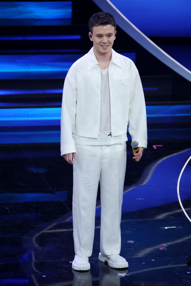 Total white per Will. Anche lui per la prima volta sul palco dell’Ariston per il Festival di Sanremo 2023, indossa un completo di Emporio Armani e porta sul palco la sua canzone “Stupido”. Minimale, elegante e giovanile, il look si compone con giacca corta indossata sopra ad un top in crochet, pantaloni regular fit e chelsea boots bianchi.