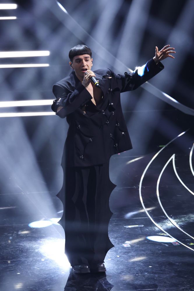 Il duo composto da Jordan Bowen e Luca Marchetto che portano la crasi nel nome del marchio JORDANLUCA, vestono Sethu cantante in gara con la canzone “Cause Perse”. Un look scelto dal suo stylist Francesco Mautone composto con pantaloni scultorei e un blazer tagliuzzato e riassemblato con anellini metallici.