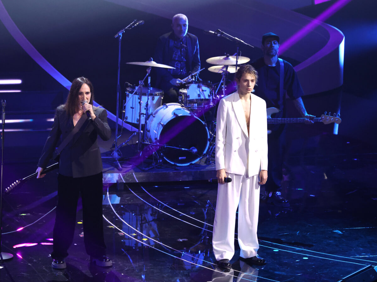 Per la quarta serata dei duetti, gIANMARIA canta “Quello che non c’è” insieme a Manuel Agnelli indossando due completi monocromatici di Emporio Armani (Manuel Agnelli total black e gIANMARIA total white). Una versione elegante e performativa della canzone degli Afterhours.