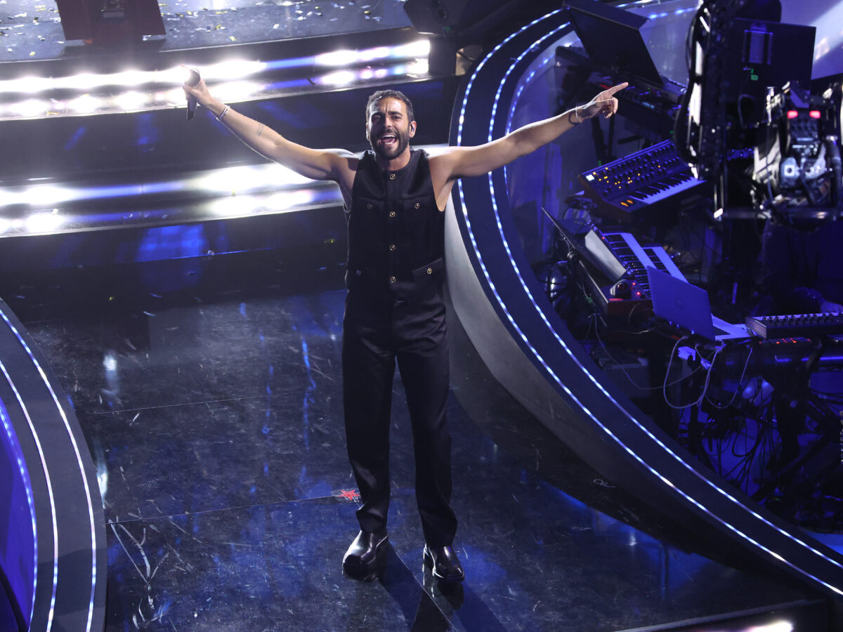 73rd Sanremo Music Festival 2023 - Day 5 Marco Mengoni vincitore del Festival di Sanremo 2023 ha indossato un total look custom made Atelier Versace in seta nera composto con un gilet che presenta gli iconici bottoni Medusa e pantaloni sartoriali ispirati alle collezioni di Versace degli anni Novanta.
