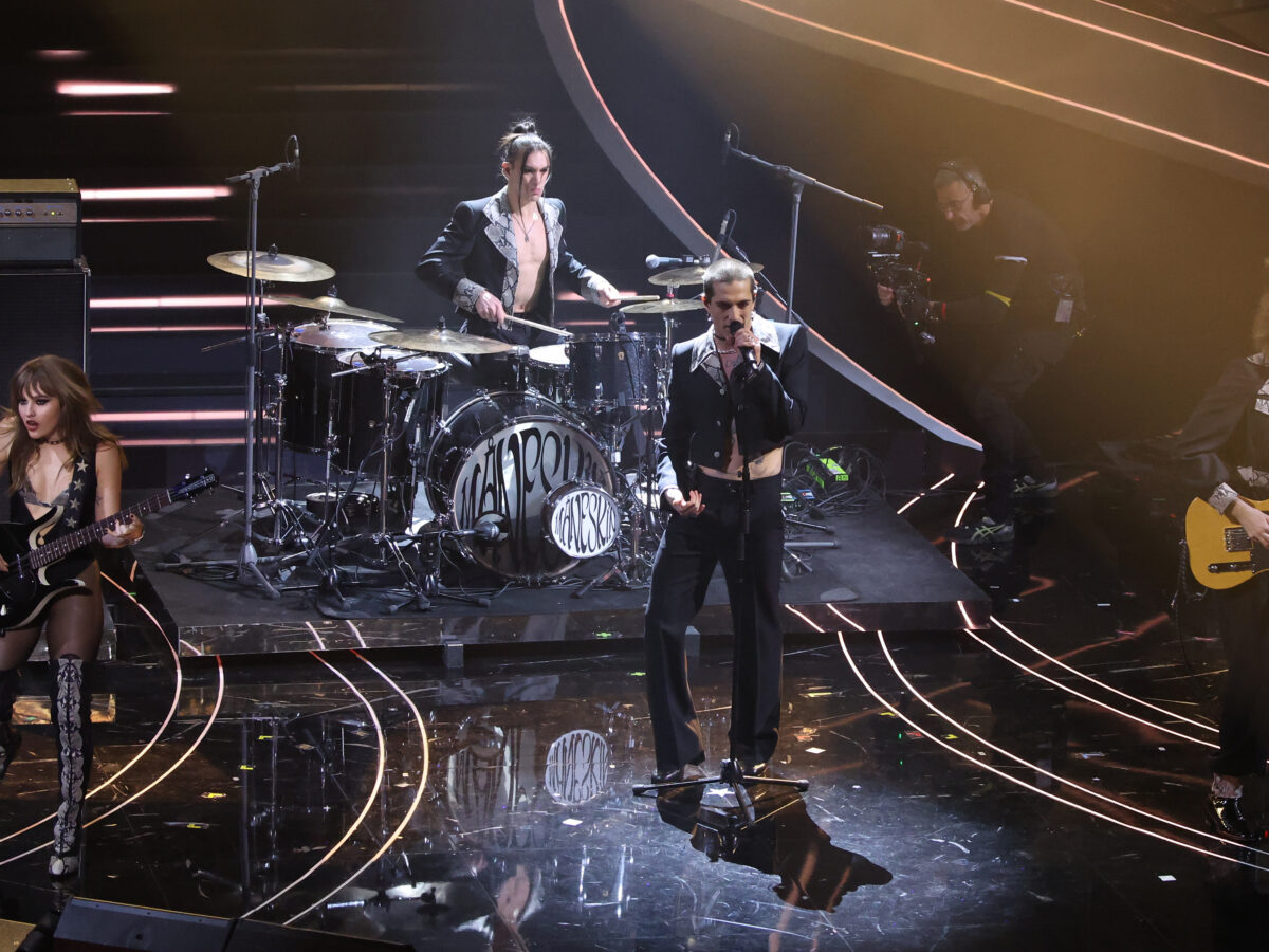 Ospiti speciali alla terza serata del Festival di Sanremo 2023, i Måneskin si presentano sul palco dell'Ariston a 2 anni della vittoria. La band performa un medley con tutti i loro successi indossando abiti custom-made di Gucci.