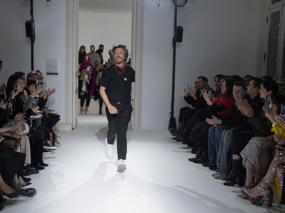 Il finale della sfilata "Valentino Black Tie" Fall Winter 2023-24 e il setting dello show