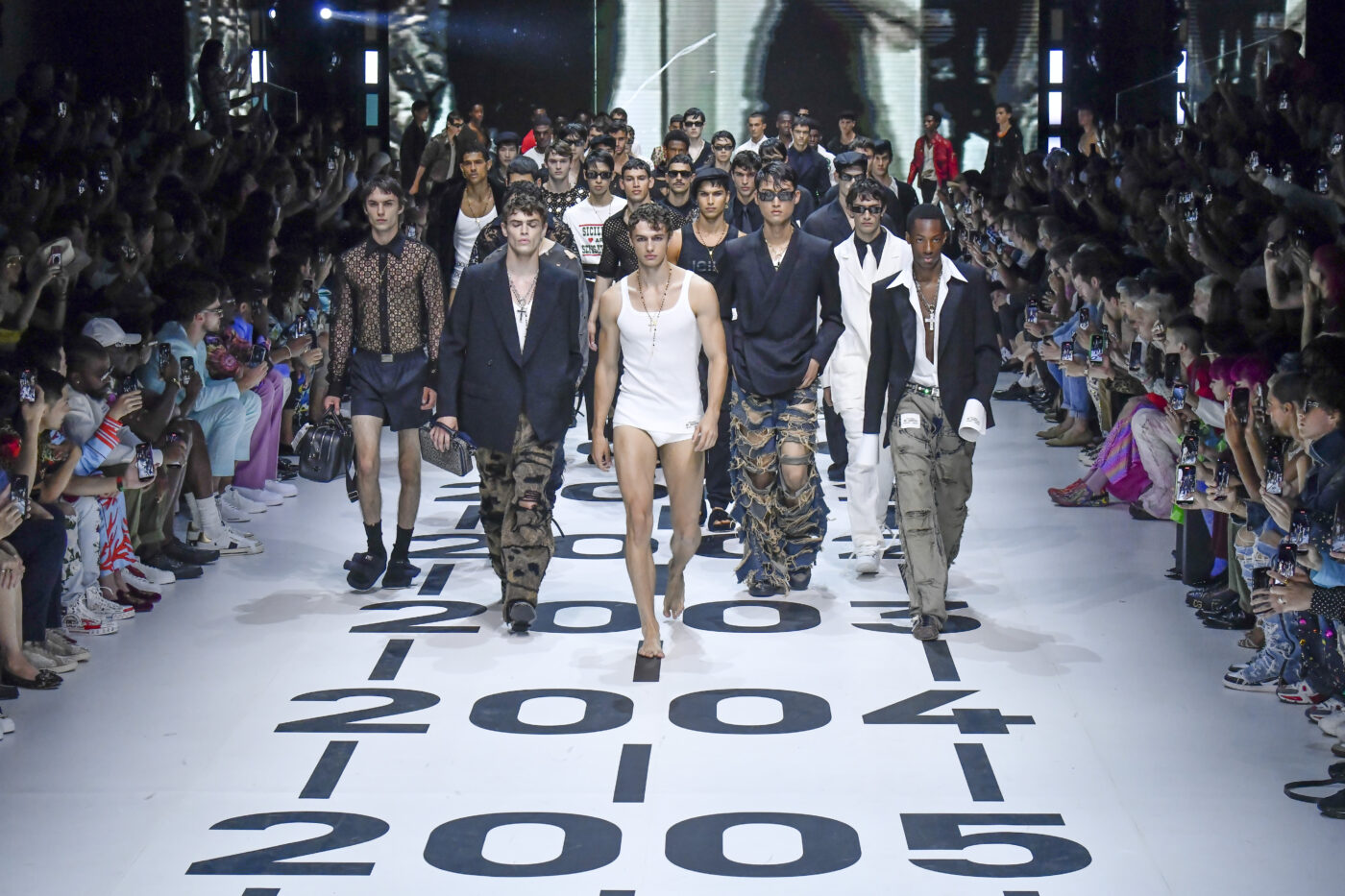 La canotta diventa tendenza: come abbinarla - Iconmagazine