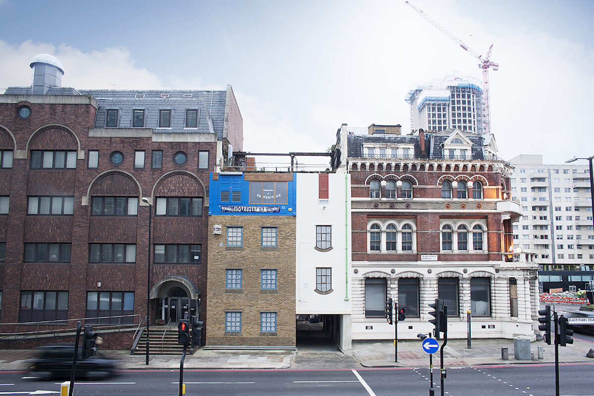 Alex Chinneck - Miner on the Moon (2013) - mania architettura rovesciata mania architettura rovesciata