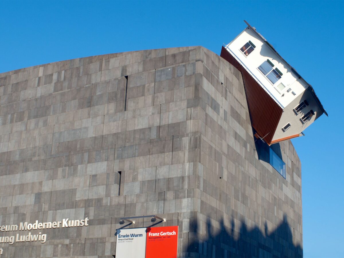 Erwin Wurm, House Attack, 2007 Mumok, Vienna - mania architettura rovesciata mania architettura rovesciata