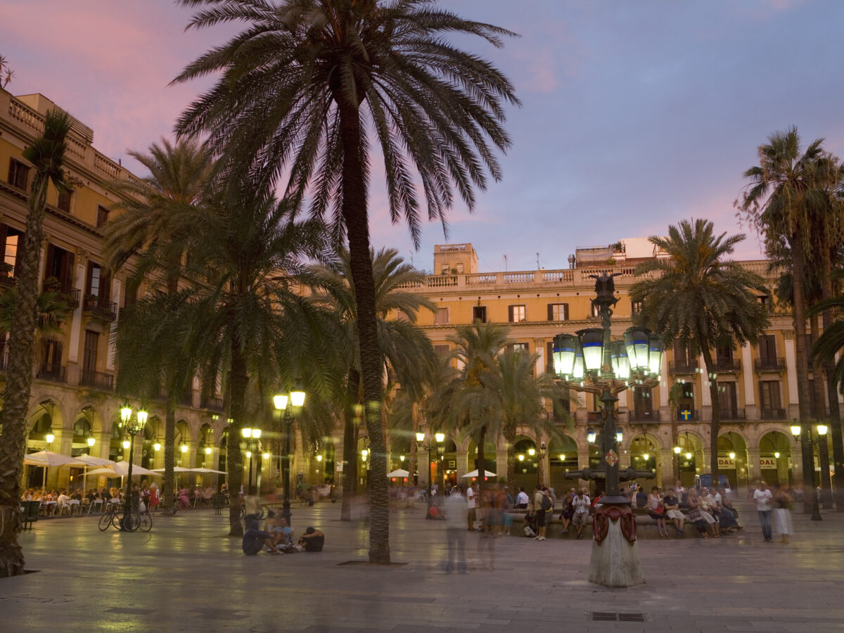 Square at dusk, Plaza Real, Barri Gotic, Barcelona, Spain
