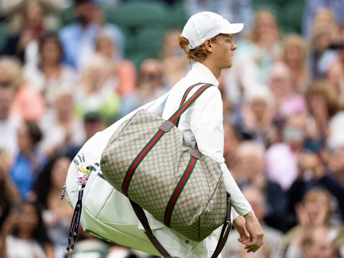 Jannik Sinner con borsa Gucci