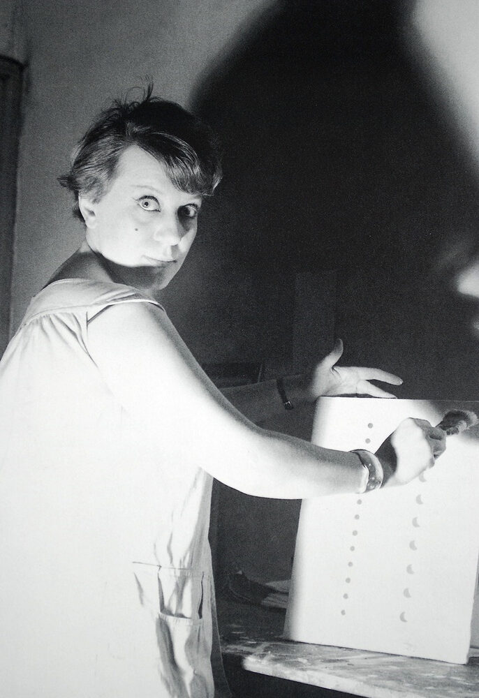 Dadamaino-nello-studio-di-via-Boito-a-Milano-1960