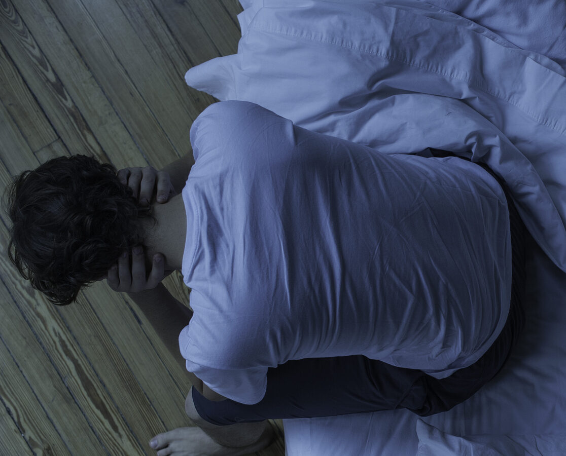 Man unable to sleep while wife sleeps comfortably unaware insonnia, miti da sfatare