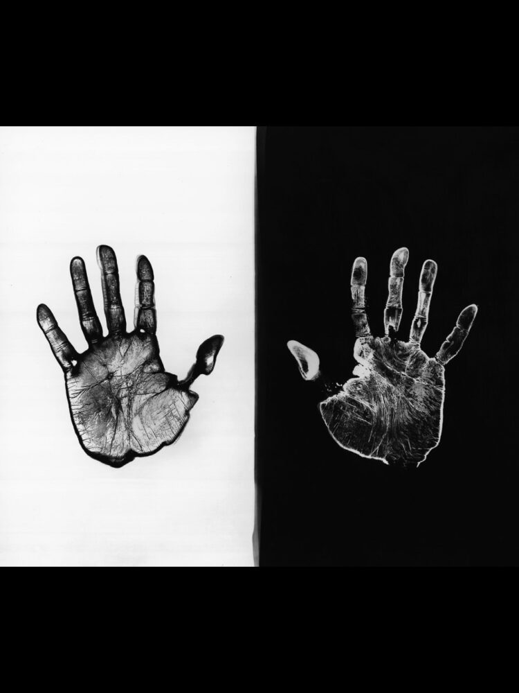Ugo Mulas. Il laboratorio. Una mano sviluppa, l’altra fissa. A Sir John Frederick William Herschel, 1970 - 1972 © Eredi Ugo Mulas.Courtesy Archivio Ugo Mulas, Milano – Galleria Lia Rumma, Milano : Napoli