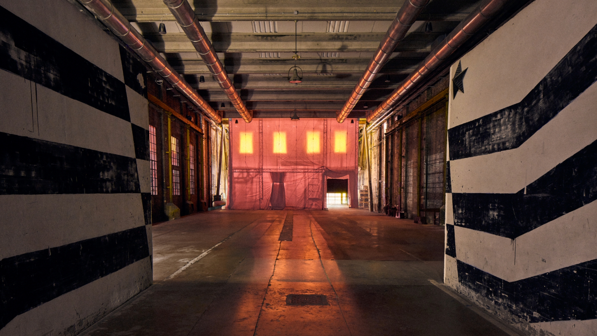 Il 20-21 aprile, HAUS aprirà al pubblico per la prima volta grazie ad HAUS Week, una serie di performance e workshop che celebrano la creatività e la libertà di espressione. Collaborando strettamente con artisti, artigiani e membri della community locale, HAUS si pone l’obbiettivo di give-back al territorio promuovendo un dialogo interculturale. I workshop metteranno in luce l’upcycling con L.P.R & SWAMPGOD, la sartoria con Franco Puppato, aree dedicate alla Co-Creation con i Dream Makers di Golden, lezioni di ceramica con Power Notte, incisione su vetro con Matteo Seguso. Un tributo alla cultura e alla moda prenderà vita con una sessione di skate con Fotta Skate accompagnata dalla curatela musicale di Alberto Bof, una performance teatrale del giovane poeta Giorgio Maria Cornelio, un'installazione video curata da Gandhara e molto altro. Una serie di talk focalizzati sull'arte, la cultura e le sneaker, co-hosted da NSS, chiuderanno la serie di eventi di due giorni. Il 20-21 aprile, HAUS aprirà al pubblico per la prima volta grazie ad HAUS Week, una serie di performance e workshop che celebrano la creatività e la libertà di espressione. Collaborando strettamente con artisti, artigiani e membri della community locale, HAUS si pone l’obbiettivo di give-back al territorio promuovendo un dialogo interculturale. I workshop metteranno in luce l’upcycling con L.P.R & SWAMPGOD, la sartoria con Franco Puppato, aree dedicate alla Co-Creation con i Dream Makers di Golden, lezioni di ceramica con Power Notte, incisione su vetro con Matteo Seguso. Un tributo alla cultura e alla moda prenderà vita con una sessione di skate con Fotta Skate accompagnata dalla curatela musicale di Alberto Bof, una performance teatrale del giovane poeta Giorgio Maria Cornelio, un'installazione video curata da Gandhara e molto altro. Una serie di talk focalizzati sull'arte, la cultura e le sneaker, co-hosted da NSS, chiuderanno la serie di eventi di due giorni.