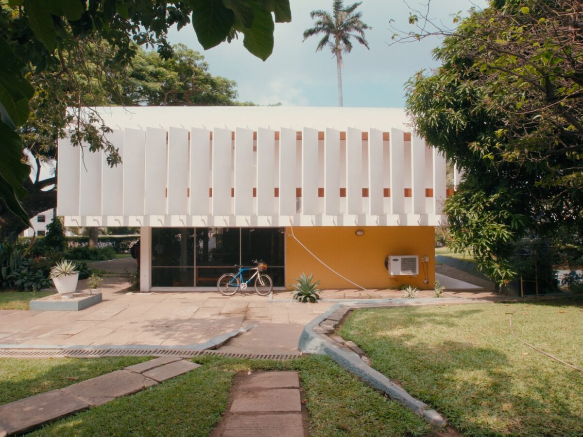 Film still of Scott House, Accra by Kenneth Scott - for 'Tropical Modernism - Architecture and Independence', © Victoria and Albert Museum, London copia