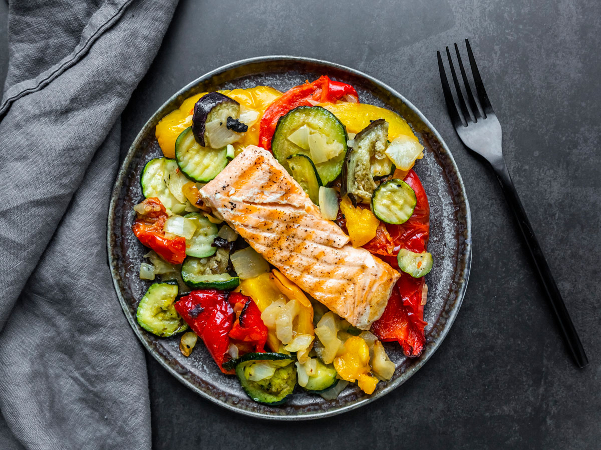 piatto di salmone con verdure piatto di salmone con verdure
