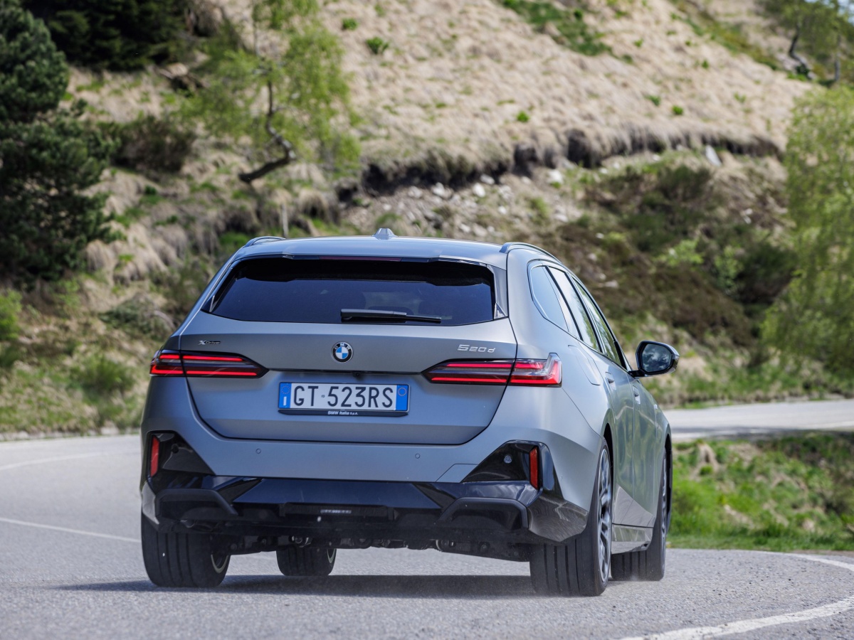 BMW serie 5 Touring tre quarti posteriore