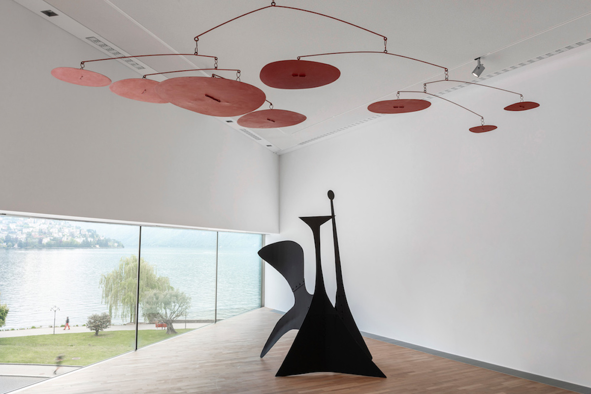 Veduta dell’allestimento “Calder. Sculpting Time,” MASI Lugano, Svizzera. Foto Luca Meneghel © 2024 Calder Foundation, New York : Artists Rights Society (ARS), New York