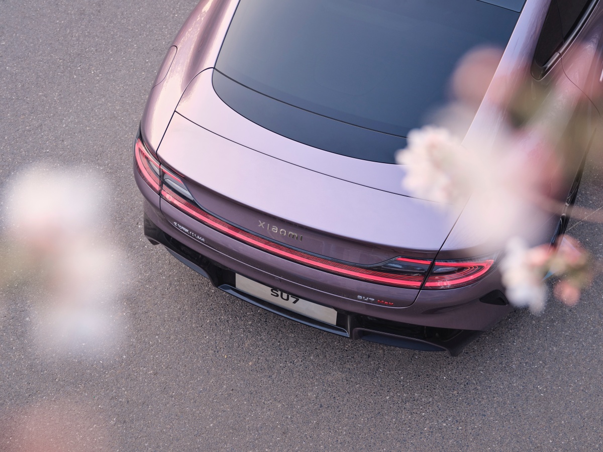 Xiaomi SU7 dettaglio posteriore visto dall'alto