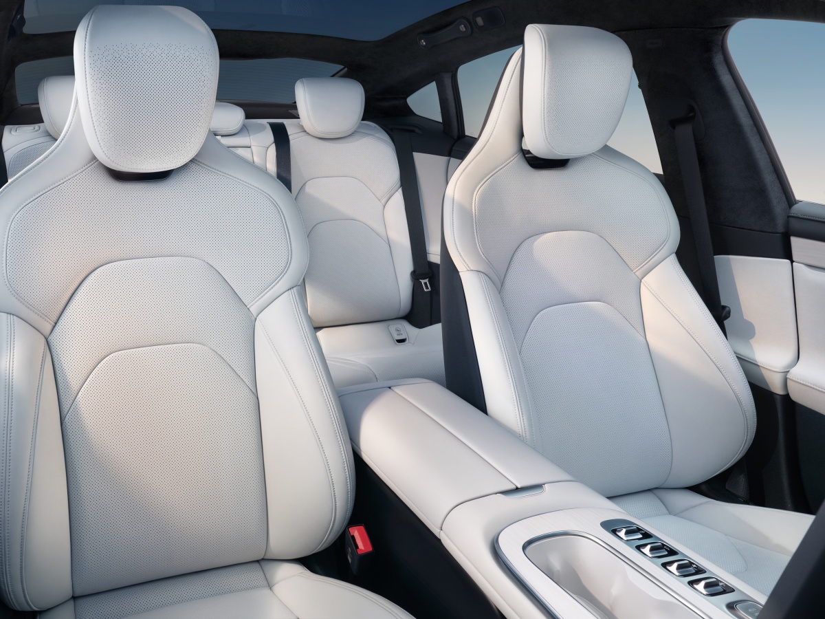 Xiaomi SU7 sedili anteriori