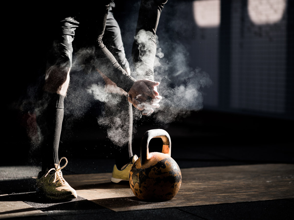 Uomo allena la forza con la kettle bell, fitness Uomo allena la forza con la kettle bell, fitness