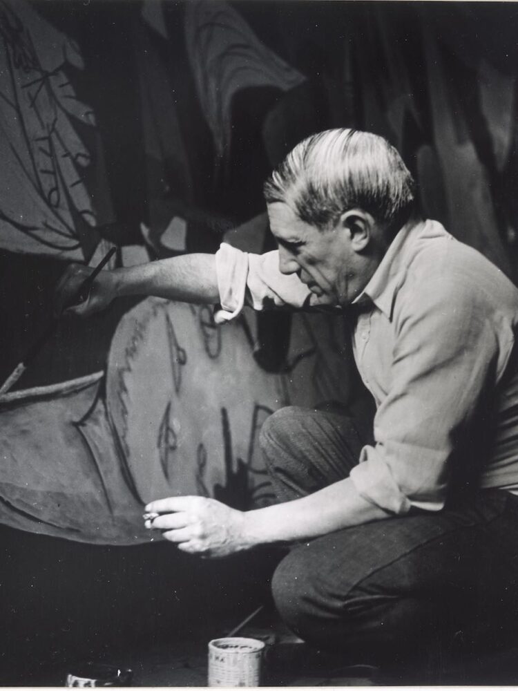 Dora Maar (1907-1997). Pablo Picasso dipinge Guernica - Parigi, 1937 Succession Picasso by SIAE 2024 - Dora Maar by Siae 2024 (high)
