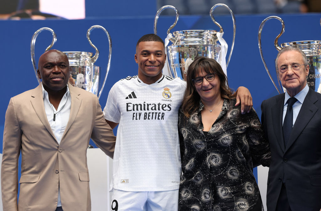Kilian Mbappé con la madre e il padre durante la presentazione al Real Madrid Kilian Mbappé con la madre e il padre durante la presentazione al Real Madrid