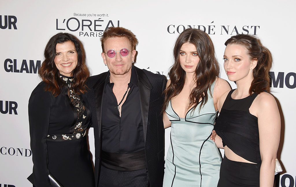 Bono Vox con la famiglia Bono Vox con la moglie Alison e le figlie ve Eve e Jordan a Los Angeles. Photo: Photo by Jeffrey Mayer/WireImage - Getty Images