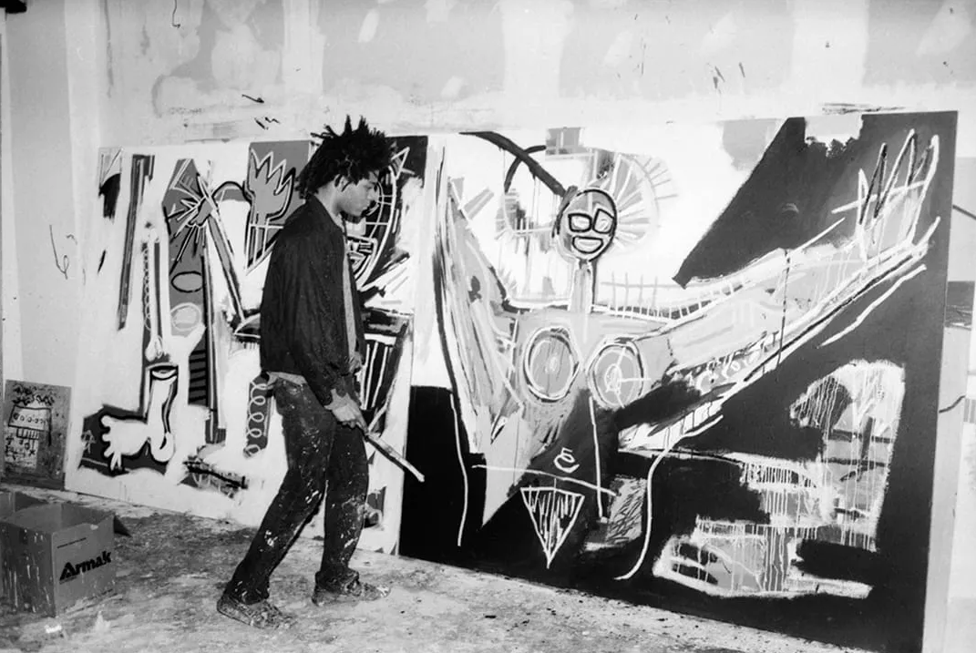 Jean-Michel Basquiat nel suo studio