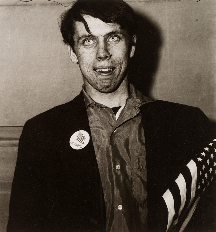 Diane Arbus, Patriotic Young Man with a Flag, N.Y.C., 1967 - Ritratti fotografici ICON