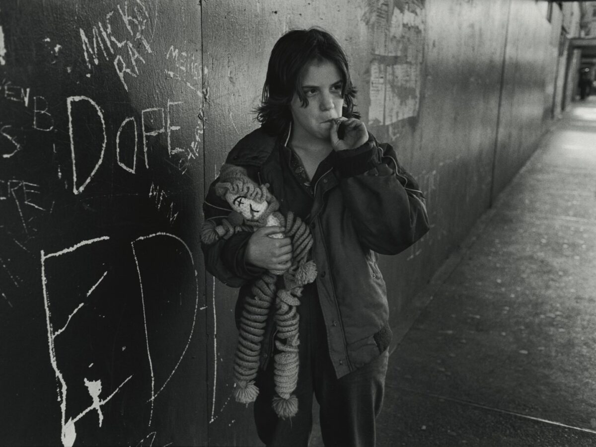 Mary Ellen Mark, Lily. Seattle, Washington, from the series Streetwise, 1983© Mary Ellen Mark, Courtesy Howard Greenberg Gallery New York Ritratto fotografico ICON