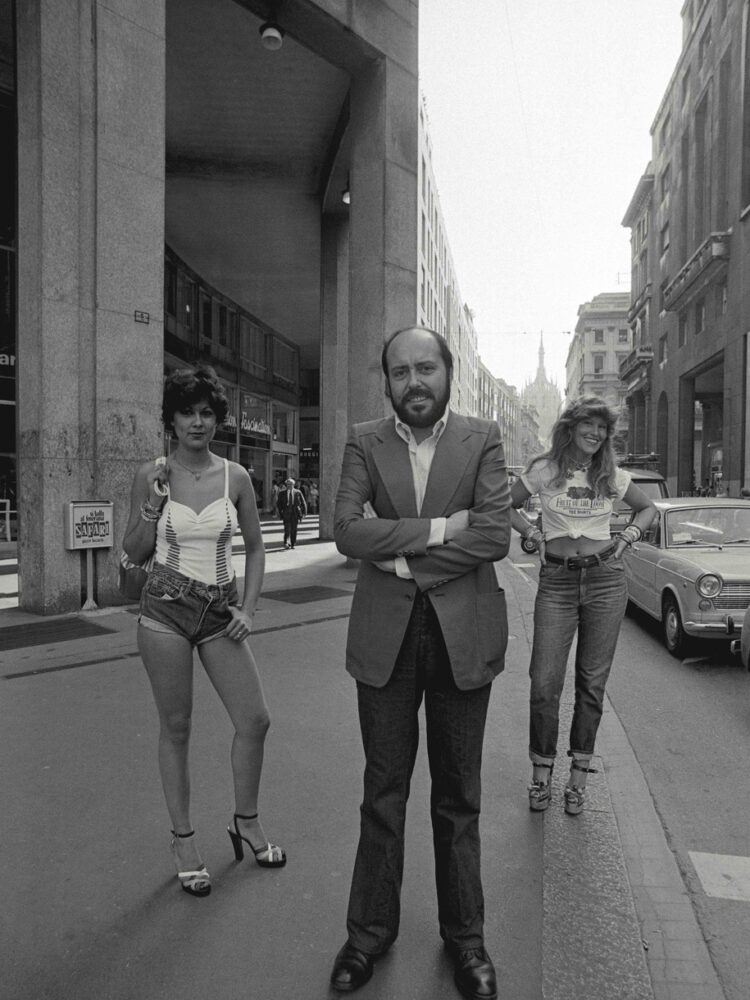 Elio Fiorucci con due modelle