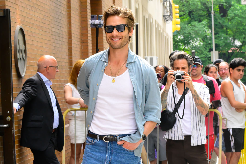 Glen Powell fuori dall'ABC Studio di New York City. (Photo by Raymond Hall/GC Images)
